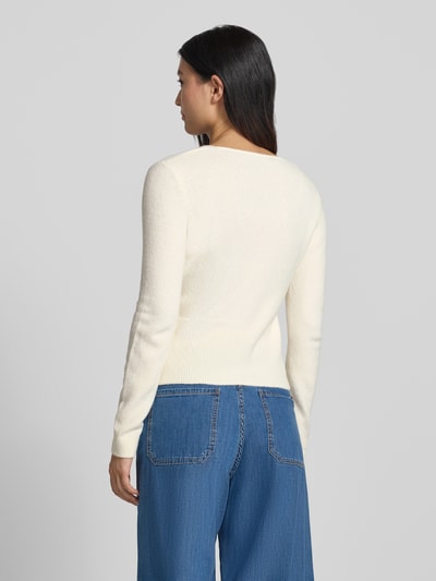 Frauenmodel trägt Regular Fit Wickeljacke mit Baumwoll-Anteil in Strick-Optik von Oui in Offwhite, Rückenansicht, Damenmode Kontext.