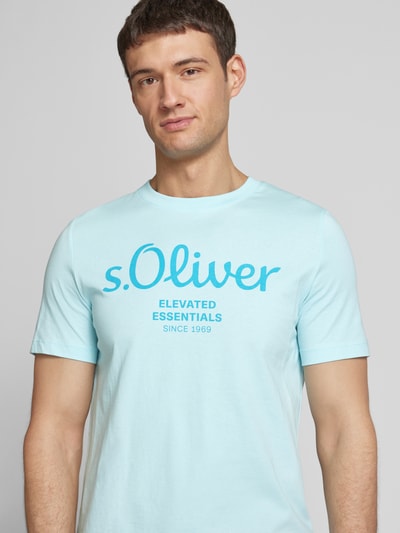 s.Oliver RED LABEL Regular Fit T-Shirt aus reiner Baumwolle mit großem Label Print Sky 3