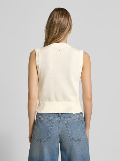 Frauenmodel trägt weißen Pullunder mit Rundhalsausschnitt von ARMANI EXCHANGE aus Baumwoll-Mix, gerippte Textur, Regular Fit, Rückenansicht.