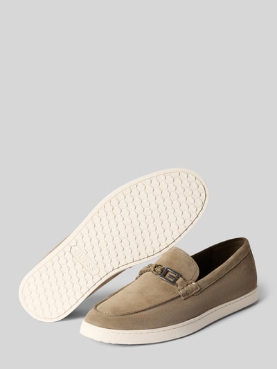 Produktfoto, Loafers aus Leder mit Riegel in Flecht-Optik Modell 'HEAWS' von Guess, beiges beschichtetes Leder, abgerundete Spitze, helle profilierte Sohle, Label-Detail, Größe 44: Absatz 2 cm, Schafthöhe 7 cm, Schaftweite 13 cm