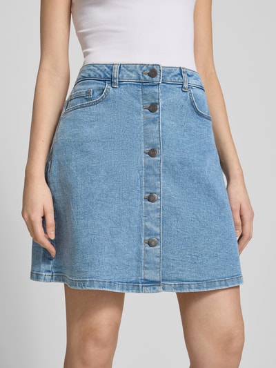 Kobiece modelka nosi Jeansrock mit Knopfleiste Modell 'RONNIE' von Noisy May, jasnoniebieski, bawełniany, A-linia, mini, Szerokość w rozmiarze S: 40 cm, długość: 47 cm, zbliżenie na górną część ciała.