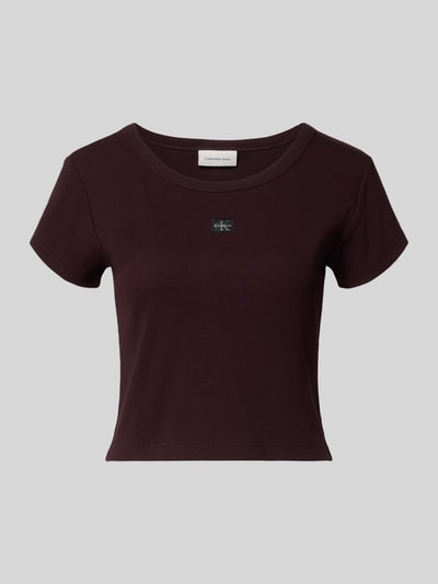Produktfoto, Cropped T-Shirt mit Label-Detail von Calvin Klein Jeans, bawełna z elastanem, kolor ciemny, dekolt okrągły, długość pleców w rozmiarze S: 43 cm