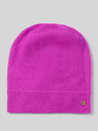 Produktfoto, Beanie aus reinem Kaschmir von FRAAS in leuchtendem Pink mit Ziernaht und Label-Applikation, weiche Textur