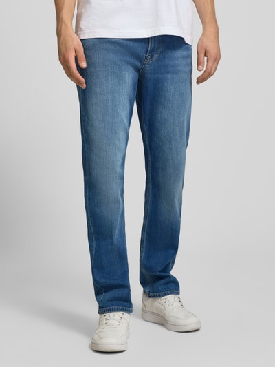 Männermodel trägt Straight Fit Jeans aus Baumwoll-Mix Modell 'Cash' von Pepe Jeans, blaue Farbe, glatte Textur, Ganzkörperansicht von vorne. Herren Straight Fit Jeans von Pepe Jeans.