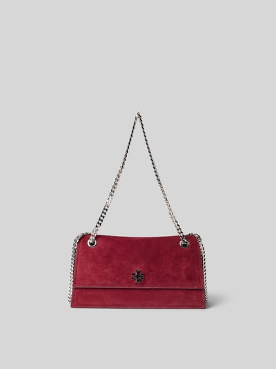 Produktfoto, Shoulder Bag mit Logo-Detail von Tory Burch w kolorze bordowym z imitacją weluru, efekt łańcuszka, detal z logo, główna przegroda z klapką, szerokość w rozmiarze 1: 26 cm, długość w rozmiarze 1: 15 cm, głębokość w rozmiarze 1: 8 cm, podział na przegródki