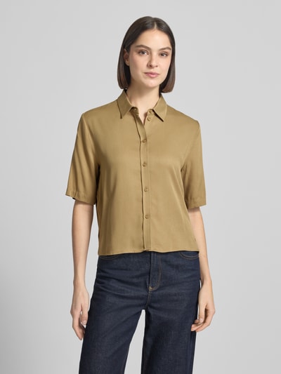Vrouwenmodel draagt blouse met korte mouwen uit zuiver viscose met kentkraag, slim fit van JAKE*S STUDIO WOMAN, kleur lichtbruin, 1/2-mouwen, glad oppervlak, ruglengte maat 36: 54 cm, mouwlengte maat 36: 29 cm, voorkant volledige lichaamsweergave.