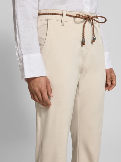 Frauenmodel trägt Stoffhose mit Bindegürtel und Eingrifftaschen von G.I.G.A. DX in Beige, Baumwoll-Mix, Nahaufnahme Oberkörper.