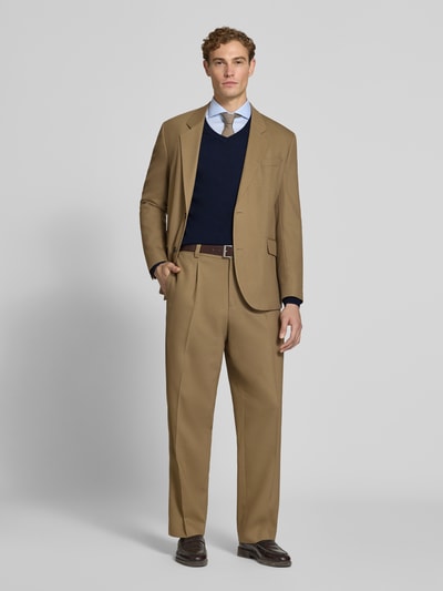 Männermodel trägt Regular Fit Pullover aus reiner Wolle von Polo Ralph Lauren in Dunkelblau zu Anzug in Beige, Ganzkörperansicht von vorne. Herren Pullover von Polo Ralph Lauren