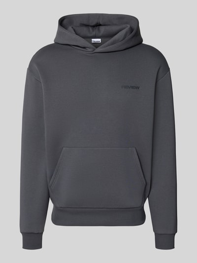 Produktfoto, Relaxed Fit Sweatshirt aus katoenmix met capuchon en kangoeroezak van REVIEW, donkergrijs, labeldetail, ruglengte maat M 68 cm, mouwlengte maat M 62 cm