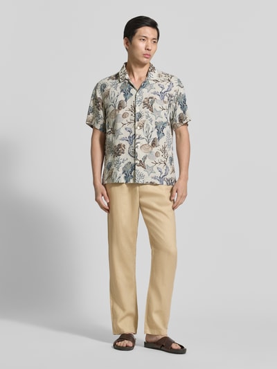 Männermodel trägt Regular Fit Leinenhose mit elastischem Bund von Gant in Beige, Reines Leinen, Ganzkörperansicht von vorne.