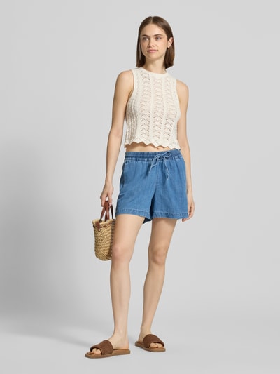 Frauenmodel trägt Shorts mit elastischer Bund und Kordelzug Modell 'RUE' von JJXX aus Leinen-Baumwoll-Mix, Loose-Fit, blaue Farbe, sichtbare Eingrifftaschen und Gesäßtaschen, Ganzkörperansicht von vorne.