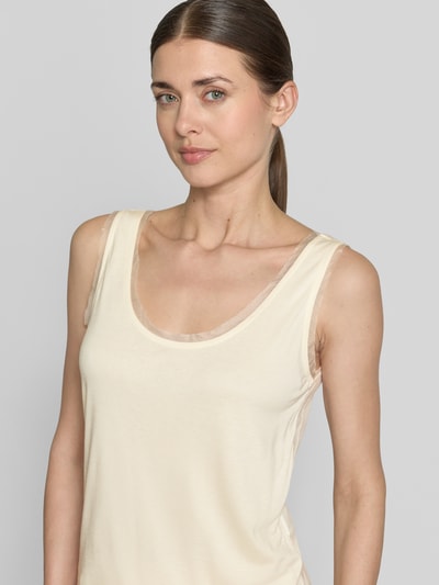 Kobiece modelka nosi top z okrągłym dekoltem i lekko zaokrąglonym dołem, ozdobne obszycie, top Tanktop mit Rundhalsausschnitt und abgerundetem Saum od Jake*s Casual, stylizacje casualowe, długość tyłu w rozmiarze S: 36 cm, jasny kolor, gładka tekstura, nahaufnahme górnej części ciała
