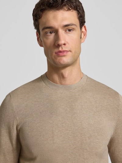 Männermodel trägt Regular Fit Strickpullover mit Seide-Anteil von Profuomo, beige, feine Struktur, Rundhalsausschnitt, Nahaufnahme Oberkörper. Lyocell-Baumwoll-Mix mit Seide-Anteil, Gerippte Abschlüsse, Rückenlänge bei Größe M 70 cm, Ärmellänge 73 cm.