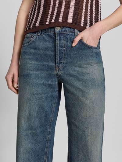 Frauenmodel trägt Wide-Leg-Pants aus Reine Baumwolle, Modell 'DULCE' im 5-Pocket-Design von Mango, Knopf-Reißverschluss, Nahaufnahme Oberkörper.