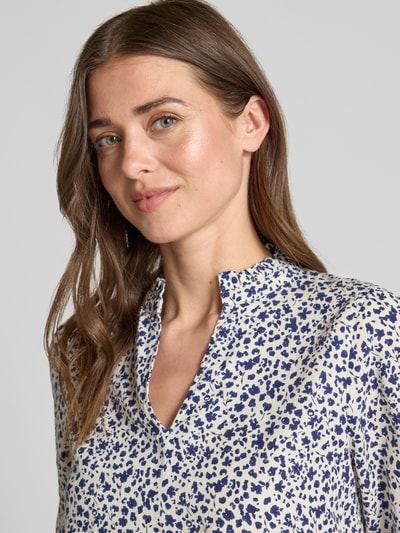 Vrouwenmodel draagt blouse uit linnenmix met pofmouwen model 'FALAKKA' van B.Young, met serafinokraag, blauw-witte print, straight fit, met linnen en viscose, 3/4-mouwen, ruglengte maat 36: 59 cm, mouwlengte maat 36: 34 cm, Nahaufnahme bovenlichaam.