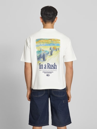 Männermodel trägt T-Shirt mit rückseitigem Motiv-Print Modell 'Grand Prix' von PROHIBITED in Weiß, reine Baumwolle, Relaxed Fit, Ganzkörperansicht Rückansicht.