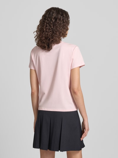 Frauenmodel trägt T-Shirt mit Rundhalsausschnitt und Logo-Stitching von Review aus Baumwoll-Mix mit Stretch-Anteil, Rückansicht, Ganzkörperansicht.