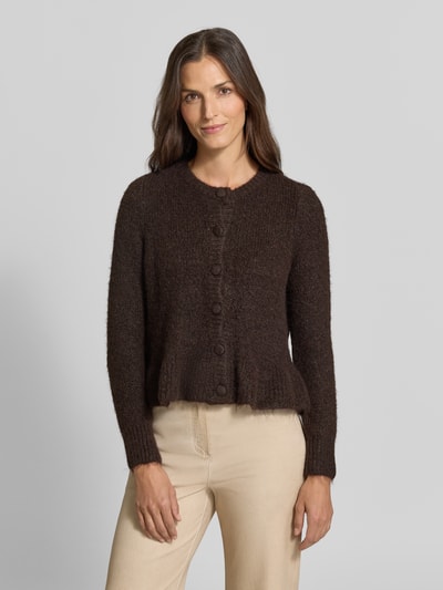 Frauenmodel trägt Regular Fit Strickjacke mit Woll-Anteil Modell 'Bows' von VILA, elastisches Material, braun, Knopfleiste, Nahaufnahme Oberkörper.