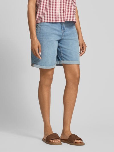 Vrouwenmodel draagt Regular Fit Jeansshorts uit katoenmix model 'SURI' van s.Oliver RED LABEL, denimlook lichtblauw, 5-pocket-design, knoop- en ritssluiting, met riemlussen, studs, label patch, omgeslagen zoom; vooraanzicht volledige lichaamsopname.
