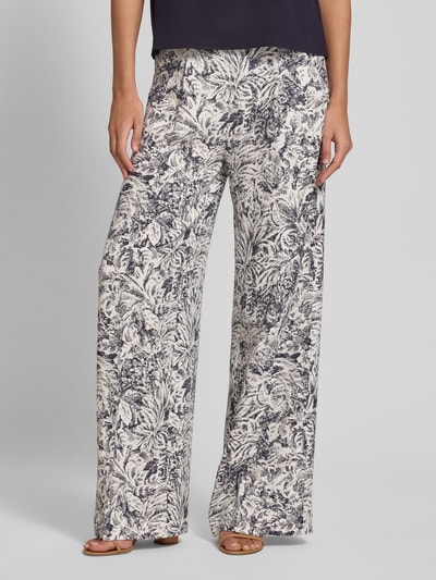Frauenmodel trägt Hose aus Lyocell im Allover-Look von Windsor, helle Farben mit dunklem Print, Regular Fit, Nahaufnahme Oberkörper.
