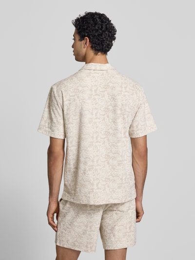 Männermodel trägt Relaxed Fit Freizeithemd mit Baumwoll-Anteil Modell 'CLEMENT' von Only & Sons, Optik:Allover-Muster, Farbe Beige, Frottee, Ganzkörperansicht Rückansicht.