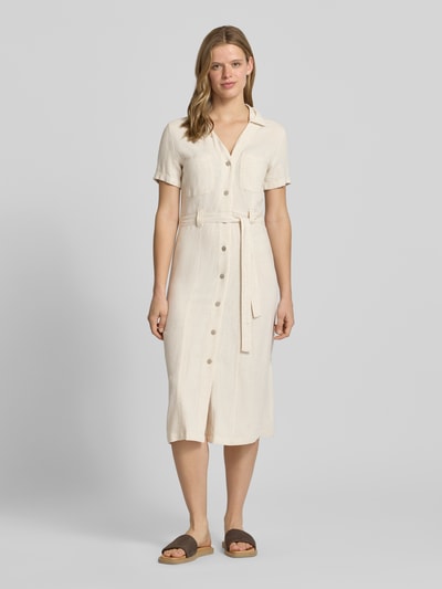 Frauenmodel trägt schmales Freizeitkleid aus Viskose-Leinen-Mix Modell 'SIESTA' von Only, Optik: Unifarben, Midi-Länge, Knopfleiste, Kurzarm, fixierter Umschlag, V-Ausschnitt, Brusttaschen, Flammgarn, Ganzkörperansicht von vorne.