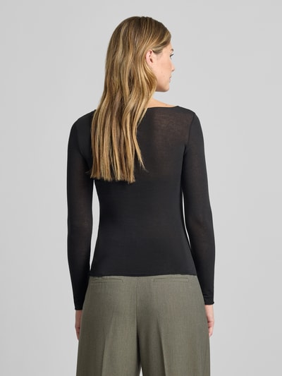 Frauenmodel trägt schwarzes, semitransparentes Longsleeve aus Viskose-Mix mit Kaschmir-Anteil von ZABAIONE, Rückansicht, Ganzkörperansicht.