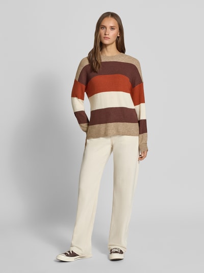 Vrouwenmodel draagt Regular fit pullover uit viscosemix model 'LATIA' van ONLY in beige, bruin en rood, Dames pullover, volledige lichaamsvooraanzicht.