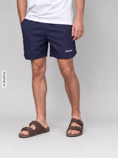 Männermodel trägt Badehose mit Label-Stitching und elastischem Bund von PROHIBITED in Dunkelblau, Regular Fit, Nahaufnahme Oberschenkel.