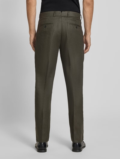 Männermodel trägt Regular Fit Anzughose aus reinem Leinen Modell 'BAILEY' von SELECTED HOMME in Oliv, Herren, Ganzkörperansicht Rückansicht.