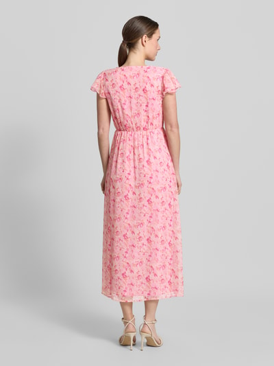 Modelka nosi Midikleid im Allover-Look Modell 'EMMA' od Vila, różowy kolor, wzór w kwiaty, fason A-linia, dekolt w serek, długość tyłu w rozmiarze 36: 126 cm, szerokość w rozmiarze 36: 42 cm, widok całej sylwetki od tyłu.