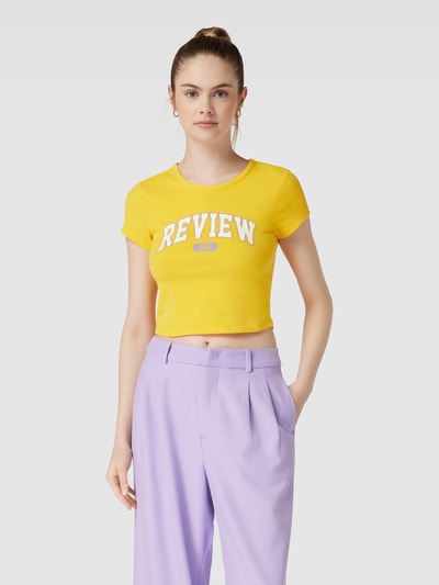 Review Cropped T-Shirt mit REVIEW College Print Gelb 4