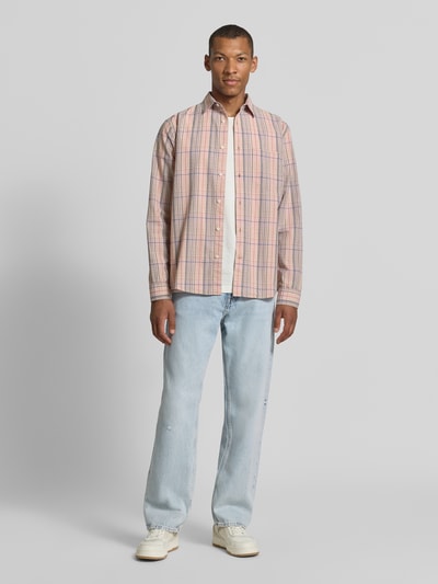 Männermodel trägt Straight Fit Jeans im 5-Pocket-Design Modell 'Damon' von Guess in Hellblau, reine Baumwolle, Ganzkörperansicht von vorne.