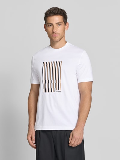 Männermodel trägt Regular Fit T-Shirt aus reiner Baumwolle Modell 'C-THOMPSON 41' von BOSS in Unifarbe mit Label Stitching, merzerisiert, Nahaufnahme Oberkörper.