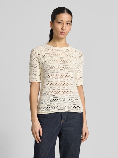 Kobiece model prezentuje Strickshirt mit Rundhalsausschnitt von Jake*s Casual z bawełny, krój regular fit, z okrągłym dekoltem i zrolowanym brzegiem, długość tyłu 52 cm, długość rękawów 26 cm, widok całej sylwetki z przodu.