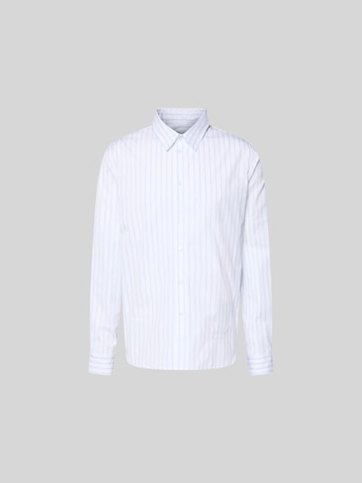 Produktfoto, Slim Fit Freizeithemd aus Baumwolle von MAISON KITSUNÉ mit Kentkragen, durchgehender Knopfleiste, Langärmelig, weiß-blau gestreift.