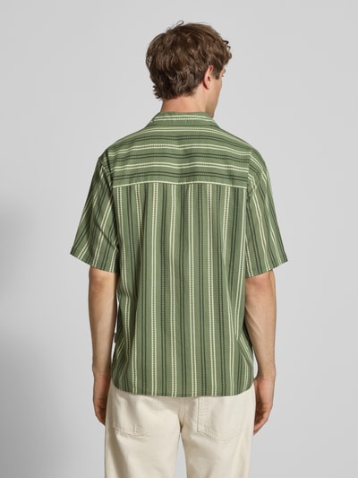 Männermodel trägt Regular Fit Freizeithemd mit Reverskragen Modell 'HOWIE' von Redefined Rebel, Allover-Look in Grün und Weiß, Reine Baumwolle, Schulterbreite 60 cm, Rückenlänge 60 cm, Ärmellänge 30 cm, Ganzkörperansicht Rückansicht.