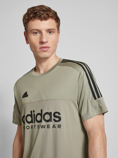 ADIDAS SPORTSWEAR T-shirt met labelprint Taupe - 3