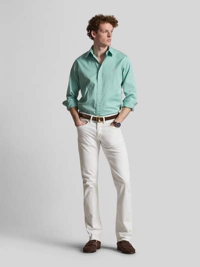 Männermodel trägt Regular Fit Freizeithemd aus reiner Baumwolle von Polo Ralph Lauren in Optik: Unifarben, Ganzkörperansicht von vorne.
