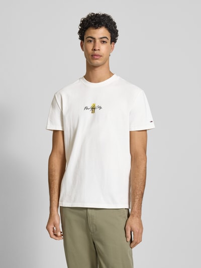 Männermodel trägt Regular Fit T-Shirt aus reiner Baumwolle Modell 'SIGN BLOCK' von Tommy Jeans, Optik: Unifarben, Nahaufnahme Oberkörper.