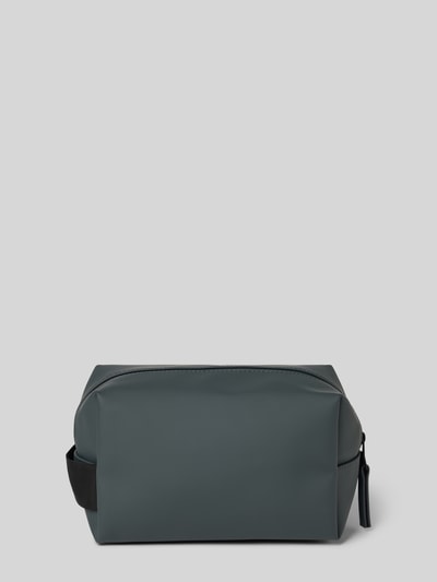 Produktfoto, Kulturtasche mit Label-Prägung von Rains in Dunkelgrau, glatte Oberfläche, seitliche Halteschlaufe, rechteckige Form, Breite 20 cm, Länge 13 cm, Tiefe 11 cm