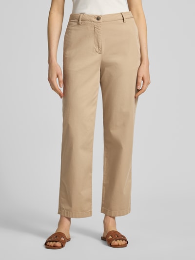 Kobiece modelka nosi Slim Fit Chino aus Baumwoll-Mix von Tommy Hilfiger, efekt: jednolity kolor, krój slim fit, szlufki na pasek, zapięcie na guzik i ukryty zamek błyskawiczny, wpuszczane kieszenie z przodu i kieszenie z tyłu, mieszanka bawełny, Ganzkörperansicht von vorne.