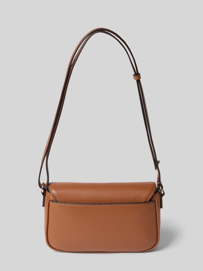 Produktfoto, Handtasche in Leder-Optik Modell 'Isola' von Guess, braun, Szerokość w rozmiarze 1: 23 cm, długość: 16 cm, głębokość: 6 cm, długość paska na ramię: 73 cm, główna przegroda z klapką, regulowane ramiączko, zapięcie na magnes, detal z logo