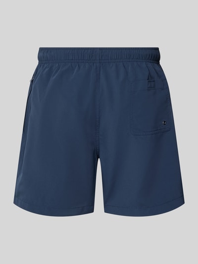Produktfoto, Badehose mit Gesäßtasche und Logo-Stitching von MCNEAL in Dunkelblau, elastischer Bund mit Kordelzug, lockerer Schnitt, glatte Textur