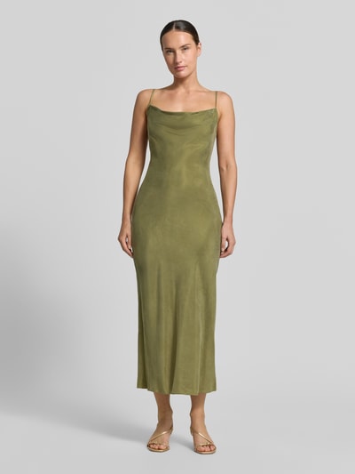 Vrouwenmodel draagt midi-jurk van lyocellmix met viscose, all-over paisleydessin Model 'Lina' van GUESS, groen, slim fit, spaghettibandjes, vooraanzicht volledige lengte
