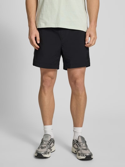 Männermodel trägt Regular Fit Shorts mit Label-Applikation Modell 'COLAS262S' von HUGO, Optik: Unifarben, Kontraststreifen, Bundabschluss elastisch mit Tunnelzug, Eingrifftaschen, Ganzkörperansicht von vorne.