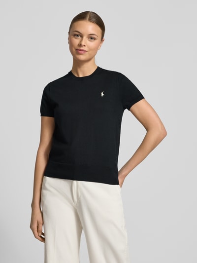Frauenmodel trägt Regular Fit Kurzarmpullover aus Baumwoll-Mix von Polo Ralph Lauren in Schwarz mit Logo-Stitching und Rundhalsausschnitt, Nahaufnahme Oberkörper.
