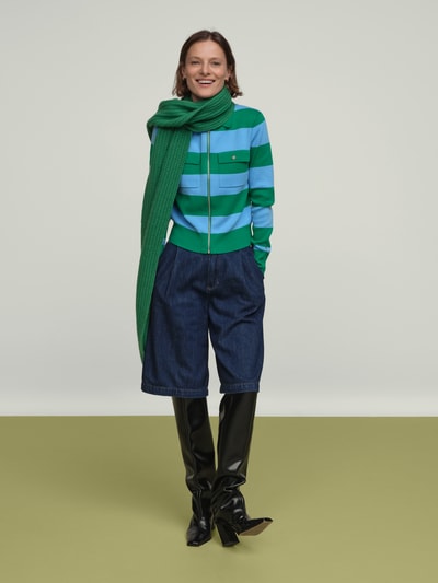 Frauenmodel trägt Wide Leg Jeansshorts aus Baumwoll-Lyocell-Mix von Marc O'Polo DENIM in Dunkelblau, Ganzkörperansicht von vorne.