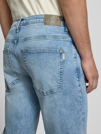 Männermodel trägt Regular Fit Jeans mit Eingrifftaschen Modell 'ROCK' von Blend im hellblauen Baumwoll-Elasthan-Mix, Detailaufnahme Rückansicht, Herren Jeans, Bundweite 46 cm, Innenbeinlänge 82 cm