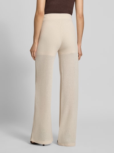 Frauenmodel trägt weite, beige Hose mit grober Textur aus Baumwoll-Mix, Weite Hose mit Baumwoll-Anteil Modell 'SC-GINGER 2' von Soyaconcept, Ganzkörperansicht Rückansicht, Damen Weite Hose von Soyaconcept.